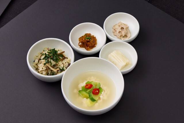 2025 APEC 정상회의 공식 환영 만찬은 세계적 셰프 에드워드 리가 경주산 식재료로 개발한 나물비빔밥과 갈비찜 등의 메뉴로 구성되었다.