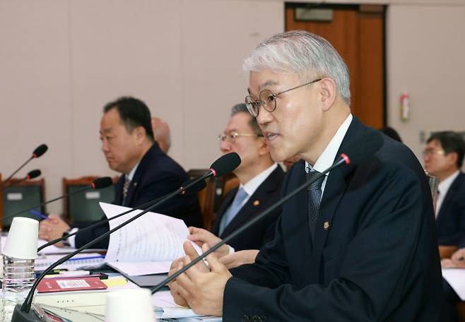 천대엽 대법원 법원행정처장(대법관)이 30일 국회에서 열린 법제사법위원회 종합국정감사에서 의원들 질의에 답하고 있다. (사진=뉴시스)