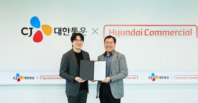 지난 30일 서울시 영등포구 소재 현대커머셜 본사에서 열린 CJ대한통운-현대커머셜 상생금융 제휴 협약식에서 최갑주 CJ대한통운 더운반그룹장(오른쪽)과 김재완 현대커머셜 산업금융본부장이 기념사진을 찍고 있다. (사진=CJ대한통운)