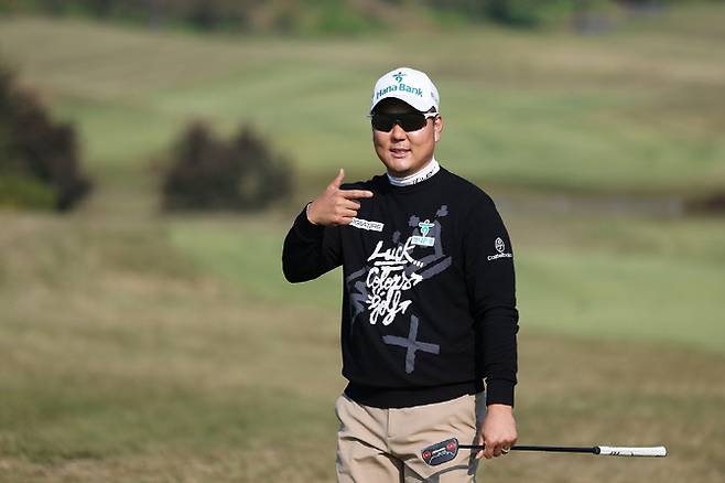 함정우가 18번홀에서 버디를 기록한 뒤 손가락으로 ‘L’자 모양을 그리는 세리머니를 하고 있다. (사진=KPGA)