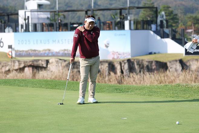 이승택이 18번홀에서 버디 퍼트를 놓친 뒤 아쉬워하고 있다. (사진=KPGA)