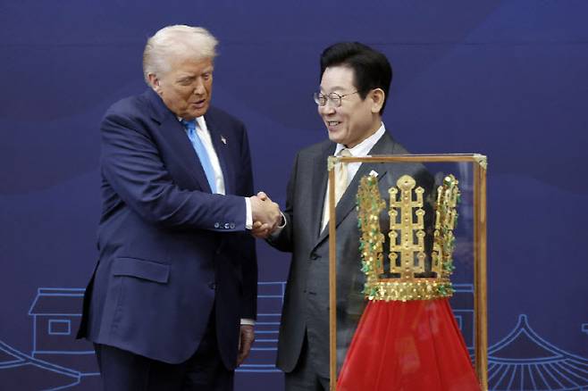 이재명 대통령이 지난 29일 경북 경주박물관에서 도널드 트럼프 미국 대통령에게 '천마총 금관 모형'을 선물한 뒤 악수하고 있다. (사진=대통령실통신사진기자단)