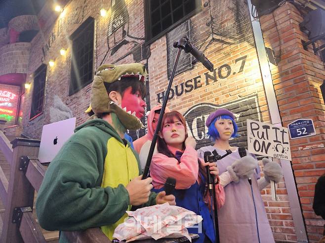 31일 밤 이태원에서 아카펠라팀인 ‘오직목소리’가 이태원참사 3주기를 맞아 추모의 뜻을 밝히고 있다. (사진=방보경 기자)