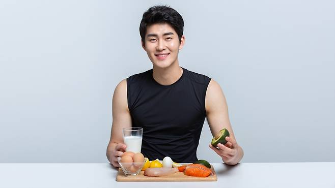 저탄고지 식단은 체중 감량, 혈당 안정 등의 효과가 있지만, 영양 불균형, 콜레스테롤 상승 등의 부작용에 주의해야 한다｜출처: 게티이미지뱅크