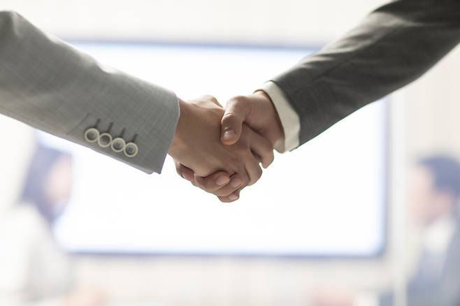 힘 있게 악수하는 사람은 외향적이고 감정을 솔직하게 표현하며, 수줍음이나 예민함이 적은 경향이 있다고 한다. 사진= 게티이미지뱅크