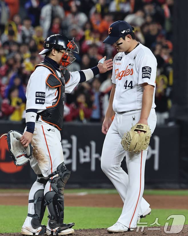 30일 대전 한화생명볼파크에서 열린 프로야구 2025 신한 SOL뱅크 KBO 포스트시즌 한국시리즈 4차전 LG 트윈스와 한화 이글스의 경기, 한화 김서현이 9회초 1사 1루 상황에서 교체되고 있다. 2025.10.30/뉴스1 ⓒ News1 구윤성 기자