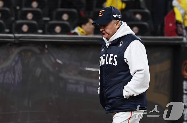 30일 대전 한화생명볼파크에서 열린 프로야구 2025 신한 SOL뱅크 KBO 포스트시즌 한국시리즈 4차전 LG 트윈스와 한화 이글스의 경기, LG에 7-4 역전패한 한화 김경문 감독이 그라운드를 나서고 있다. 2025.10.30/뉴스1 ⓒ News1 구윤성 기자