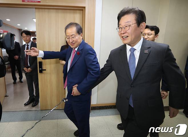 2023년 5월 10일 당시 홍준표 대구시장(왼쪽)이  대구시청 산격청사에서 이재명 더불어민주당 대표와 면담을 마친 뒤 이 대표 손을 잡고 배웅하고 있다. 2023.5.10/뉴스1 ⓒ News1 공정식 기자
