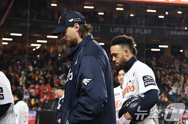 30일 대전 한화생명볼파크에서 열린 프로야구 2025 신한 SOL뱅크 KBO 포스트시즌 한국시리즈 4차전 LG 트윈스와 한화 이글스의 경기, LG에 7-4 역전패한 한화의 와이스가 경기장을 나서고 있다. 2025.10.30/뉴스1 ⓒ News1 구윤성 기자