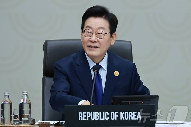 이재명 대통령이 31일 경주 화백컨벤션센터(HICO)에서 열린 2025 아시아태평양경제협력체(APEC) 정상회의 1세션에서 발언을 하고 있다. (APEC 2025 KOREA & 연합뉴스 제공. 재판매 및 DB 금지)