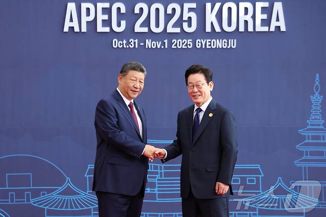 이재명 대통령이 31일 경주 화백컨벤션센터(HICO)에서 열린 2025 아시아태평양경제협력체(APEC) 정상회의에 참석하는 시진핑 중국 국가주석을 맞이하고 있다. (APEC 2025 KOREA & 연합뉴스 제공. 재판매 및 DB 금지)