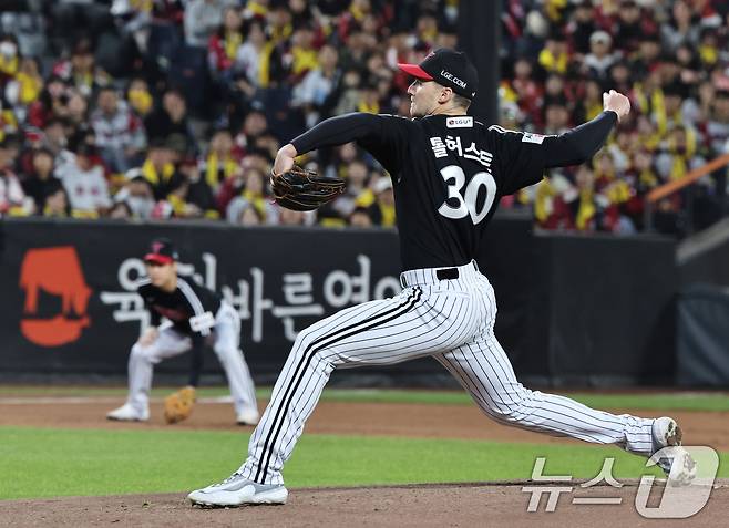 31일 대전 한화생명볼파크에서 열린 프로야구 2025 신한 SOL뱅크 KBO 포스트시즌 한국시리즈 5차전 LG 트윈스와 한화 이글스의 경기, LG 선발투수 톨허스트가 역투하고 있다. 2025.10.31/뉴스1 ⓒ News1 구윤성 기자