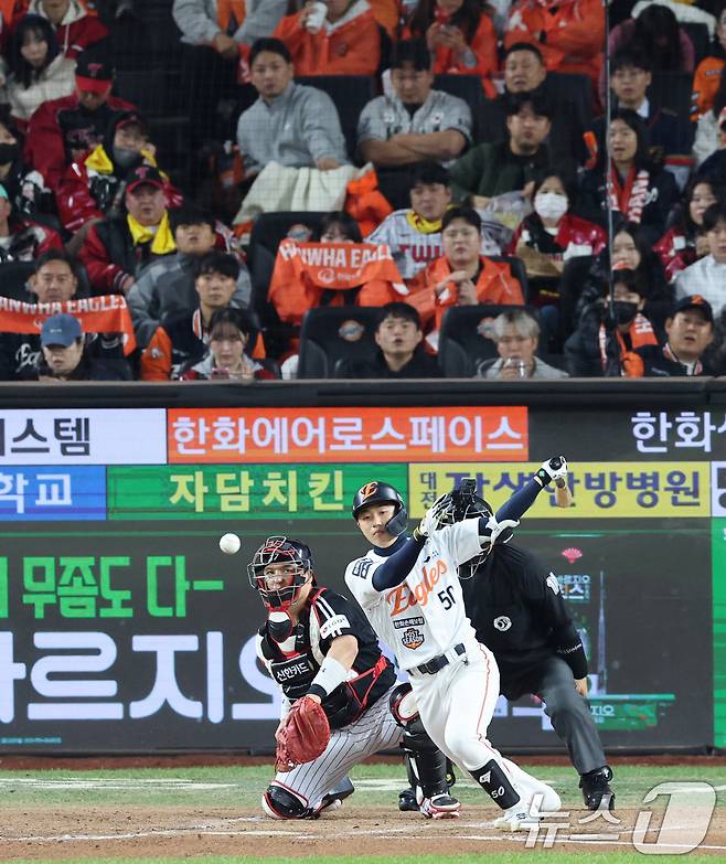 31일 대전 한화생명볼파크에서 열린 프로야구 2025 신한 SOL뱅크 KBO 포스트시즌 한국시리즈 5차전 LG 트윈스와 한화 이글스의 경기, 2회말 1사 만루 상황 한화 이원석이 동점타를 치고 있다. 2025.10.31/뉴스1 ⓒ News1 김기태 기자