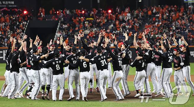 31일 대전 한화생명 볼파크에서 열린 2025 신한 SOL뱅크 KBO 한국시리즈(KS·7전 4선승제) 5차전에서 한화 이글스를 4-1로 제압하고 통합 우승을 차지한 LG 선수들이 그라운드에 모여 환호하고 있다. 2025.10.31/뉴스1 ⓒ News1 김도우 기자