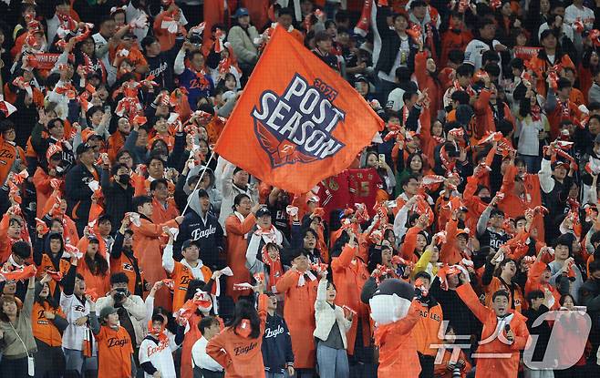 31일 대전 한화생명볼파크에서 열린 프로야구 2025 신한 SOL뱅크 KBO 포스트시즌 한국시리즈 5차전 LG 트윈스와 한화 이글스의 경기에서 한화팬이 응원을 펼치고 있다. 2025.10.31/뉴스1 ⓒ News1 김기태 기자