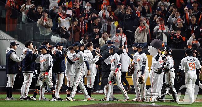 29일 대전 한화생명볼파크에서 열린 프로야구 2025 신한 SOL뱅크 KBO 포스트시즌 한국시리즈 3차전 LG 트윈스와 한화 이글스 경기에서 승리한 한화 선수들이 기뻐하고 있다. 2025.10.29/뉴스1 ⓒ News1 김기태 기자