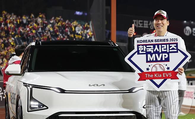 31일 대전 한화생명 볼파크에서 열린 2025 신한 SOL뱅크 KBO 한국시리즈(KS·7전 4선승제) 5차전에서 한화 이글스를 4-1로 제압하고 통합 우승을 차지한 LG 김현수가 한국시리즈 MVP에 선정된 뒤 부상으로 받은 차량과 함께 기념 촬영을 하고 있다. 2025.10.31/뉴스1 ⓒ News1 김진환 기자