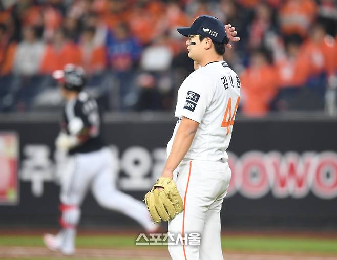 한화 김서현이 30일 대전 한화생명볼파크에서 열린 2025 KBO 한국시리즈 4차전 LG와 경기 9회초 무사1루 상대 박동원에 홈런을 허용한 후 아쉬워하고 있다. 대전 | 최승섭기자 thunder@sportsseoul.com