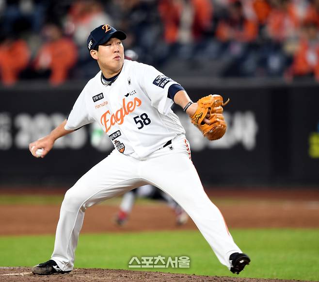 한화 투수 박상원이 30일 대전 한화생명볼파크에서 열린 2025 KBO 한국시리즈 4차전 LG와 경기 9회 역투하고 있다. 대전 | 최승섭기자 thunder@sportsseoul.com