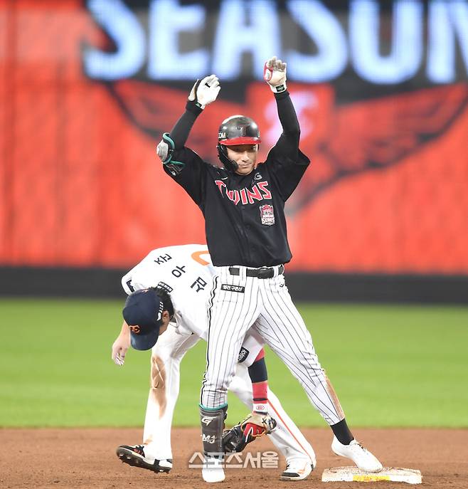 LG 신민재가 30일 대전 한화생명볼파크에서 열린 2025 KBO 한국시리즈 4차전 한화와 경기 8회초 2사 우중간 2루타를 친 후 세리머니를 하고 있다. 대전 | 최승섭기자 thunder@sportsseoul.com