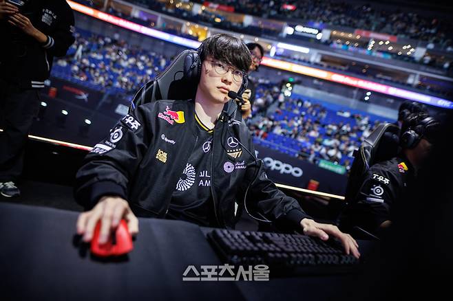 T1 ‘페이커’ 이상혁이 31일(한국시간) 중국 상하이 메르세데스-벤츠 아레나에서 열린 ‘2025 LoL 월드챔피언십(롤드컵)’ 8강 AL전을 준비하고 있다. 사진 | 라이엇 게임즈