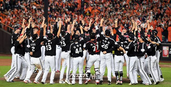 LG 선수들이 31일 대전 한화생명볼파크에서 열린 2025 KBO 한국시리즈 5차전 한화와 경기 승리 후 환호하고 있다. 대전 | 최승섭기자 thunder@sportsseoul.com