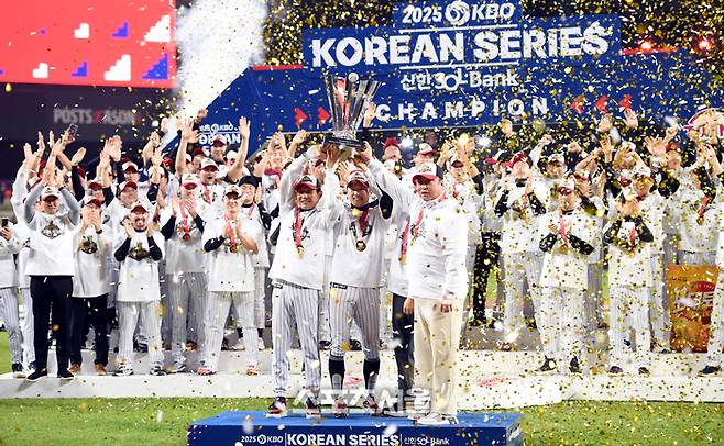 LG 염경엽 감독, 박해민, 김인석 사장, 차명석 단장(왼쪽부터)가 31일 대전 한화생명볼파크에서 열린 2025 KBO 한국시리즈 우승 시상식에서 우승트로피를 들고 환호하고 있다.  대전 | 최승섭기자 thunder@sportsseoul.com