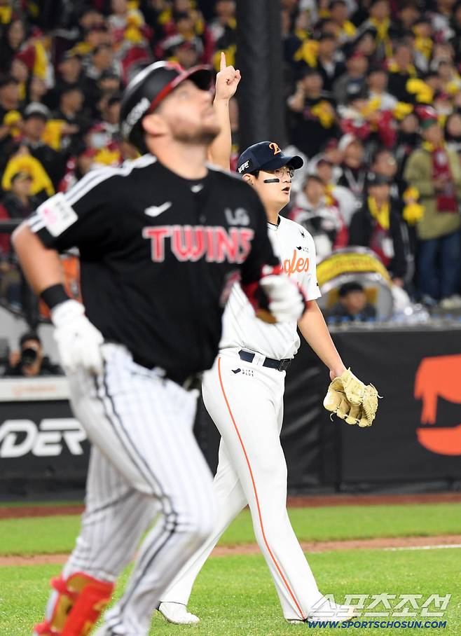 30일 대전 한화생명볼파크에서 열린 한국시리즈 4차전 한화 이글스와 LG 트윈스의 경기. 8회초 2사 1,2루 LG 오스틴을 뜬공 처리한 한화 마무리 김서현이 포효하고 있다. 대전=박재만 기자 pjm@sportschosun.com/2025.10.30/