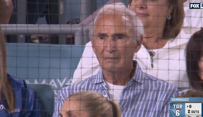 샌디 쿠팩스가 월드시리즈 5차전을 관전하고 있다. 사진=MLB.TV 캡처