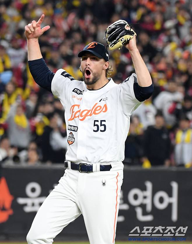 7회초 1사 1,2루 LG 대타 문성주를 병살 처리한 한화 선발 와이스가 포효하고 있다. 사진=박재만 기자