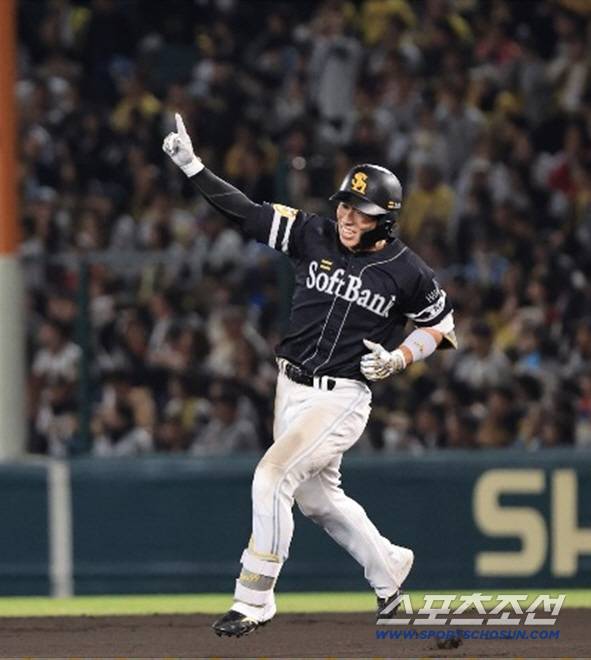 연장 11회 결승 홈런을 터트린 노무라. 구원등판한 한신 에이스 무라카미를 무너트렸다. 사진캡처=소프트뱅크 호크스 SNS