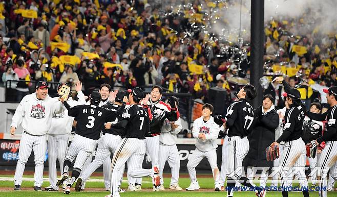 30일 대전 한화생명볼파크에서 열린 한국시리즈 4차전 한화 이글스와 LG 트윈스의 경기. 승리한 LG 선수들이 기뻐하고 있다. 대전=박재만 기자 pjm@sportschosun.com/2025.10.30/