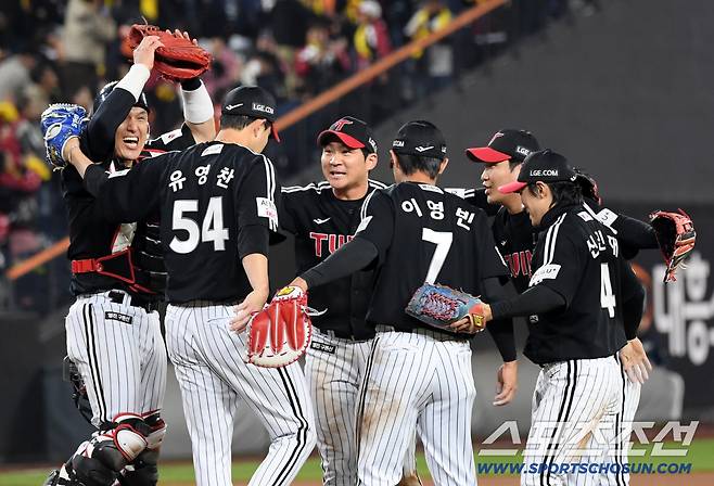 30일 대전 한화생명볼파크에서 열린 한국시리즈 4차전 한화 이글스와 LG 트윈스의 경기. 승리한 LG 선수들이 기뻐하고 있다. 대전=박재만 기자 pjm@sportschosun.com/2025.10.30/