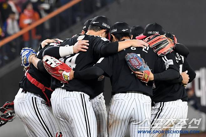 30일 대전 한화생명볼파크에서 열린 한국시리즈 4차전 한화 이글스와 LG 트윈스의 경기. 승리한 LG 선수들이 기뻐하고 있다. 대전=박재만 기자 pjm@sportschosun.com/2025.10.30/