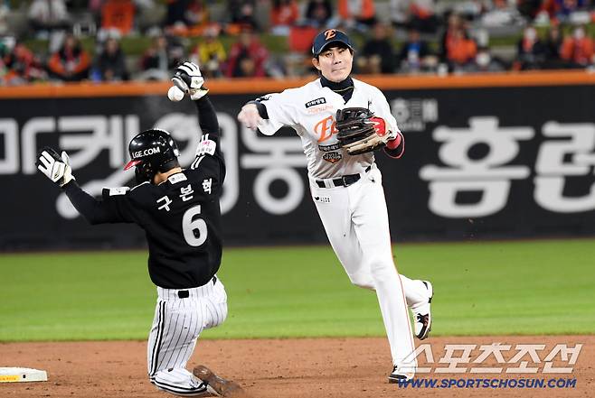 30일 대전 한화생명볼파크에서 열린 한국시리즈 4차전 한화 이글스와 LG 트윈스의 경기. 5회초 1사 1,3루 LG 박해민 내야 땅볼 타구를 잡은 한화 유격수 심우준이 병살로 연결하고 있다. 대전=박재만 기자 pjm@sportschosun.com/2025.10.30/