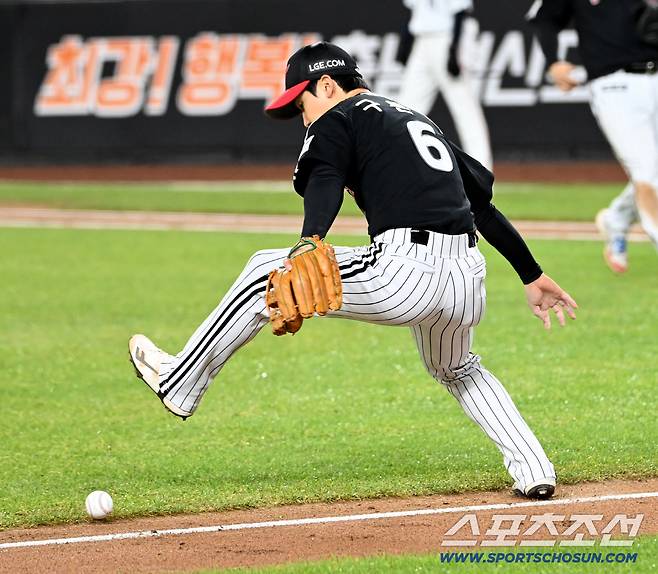 31일 대전 한화생명볼파크에서 열린 LG와 한화의 한국시리즈 5차전. 3회말 무사 1,2루 구본혁이 문현빈의 번트 타구가 라인을 벗어날 것을 예측해 피하고 있다. 대전=허상욱 기자wook@sportschosun.com/2025.10.31/