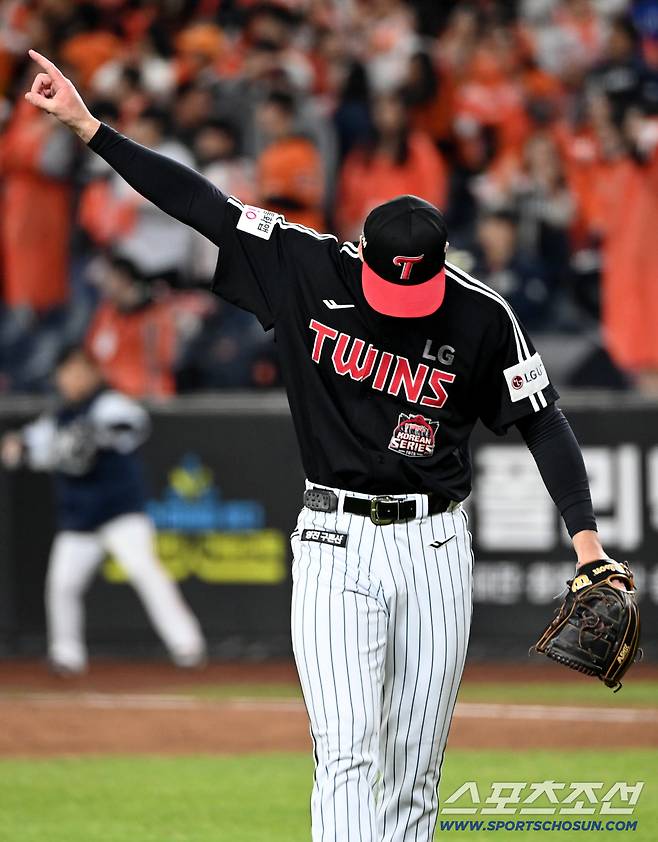 31일 대전 한화생명볼파크에서 열린 LG와 한화의 한국시리즈 5차전. 4회말 톨허스트가 최재훈의 타구를 잡아낸 중견수 박해민의 호수비에 기뻐하고 있다. 대전=허상욱 기자wook@sportschosun.com/2025.10.31/