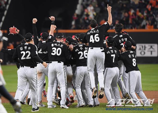 31일 대전 한화생명볼파크에서 열린 LG와 한화의 한국시리즈 5차전. LG가 4대1로 승리하며 시리즈 전적 4승 1패로 우승을 차지했다. 선수들이 환호하고 있다. 대전=정재근 기자 cjg@sportschosun.com/2025.10.31/