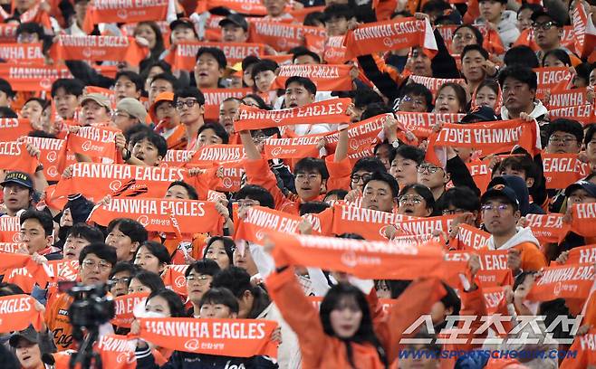 31일 대전 한화생명볼파크에서 열린 LG와 한화의 한국시리즈 5차전. 한화 팬들이 열띤 응원전을 펼치고 있다. 대전=정재근 기자 cjg@sportschosun.com/2025.10.31/