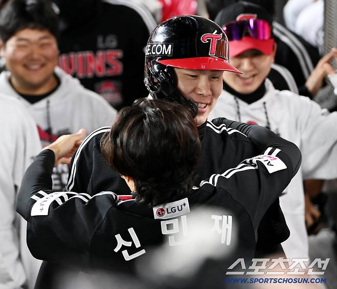 31일 대전 한화생명볼파크에서 열린 LG와 한화의 한국시리즈 5차전. 6회초 1사 2루 김현수의 적시타때 득점한 홍창기가 신민재와 포옹을 하고 있다. 대전=허상욱 기자wook@sportschosun.com/2025.10.31/