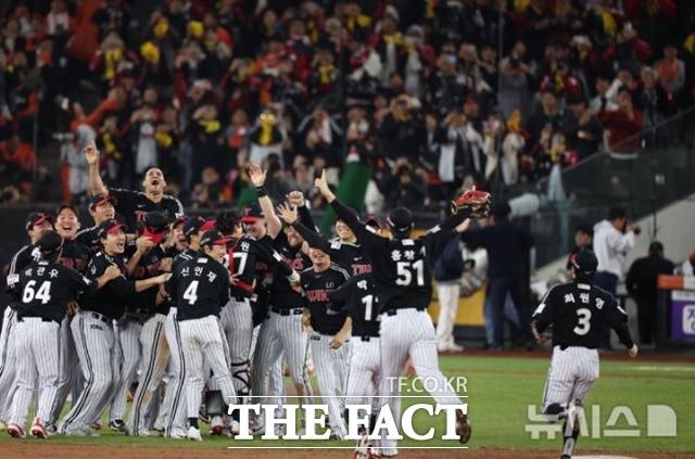 LG 트윈스 선수들이 31일 대전 중구 한화생명볼파크에서 열린 2025 KBO 한국시리즈 5차전 LG 트윈스와 한화 이글스의 경기에서 4-1로 승리하며 우승을 확정 지은 뒤 기뻐하고 있다./대전=뉴시스