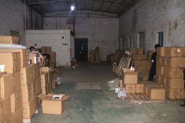 지난달 28일 오후 7시 중국 광둥성 불산시 외곽 창고에서 확보한 위조품 박스들. 공안과 함께 온 작업자들이 박스를 일일이 열어 위조품 개수를 확인하고 있다. 정품과 대조하는 작업부터 위조품 규모를 확인하는 것까지 모두 수잡업으로 이뤄진다.  IP SPACE 제공.