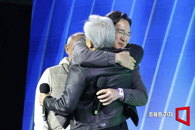젠슨 황 엔비디아 최고경영자(CEO)가 30일 서울 강남구 코엑스에서 열린 엔비디아 지포스 게이머 페스티벌에서 이재용 삼성전자 회장과 포옹을 하고 있다. 조용준 기자