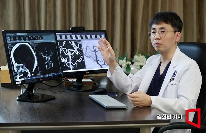 한현진 세브란스병원 신경외과 교수가 뇌동맥류의 증상과 치료법에 대해 설명하고 있다. 김현민 기자