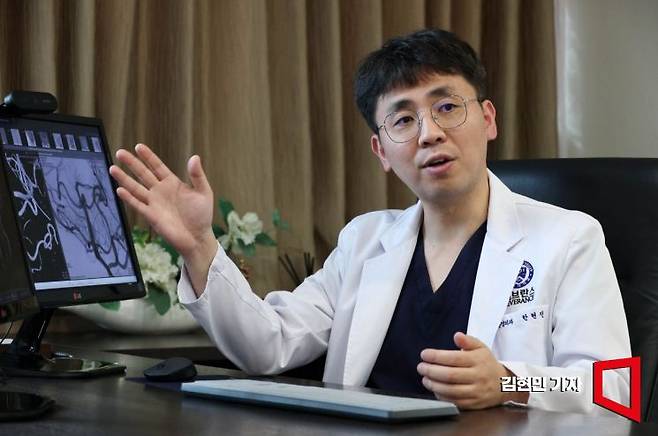 한현진 세브란스병원 신경외과 교수가 뇌동맥류의 증상과 치료법에 대해 설명하고 있다. 김현민 기자