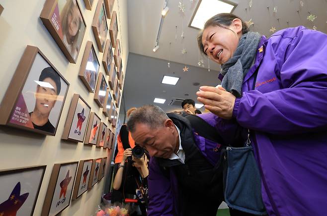 2025년 10월 26일 서울 종로구 별들의집에서 이태원 참사 희생자 외국인 유가족들이 고인 사진 앞에서 눈물을 흘리고 있다. /장경식 기자