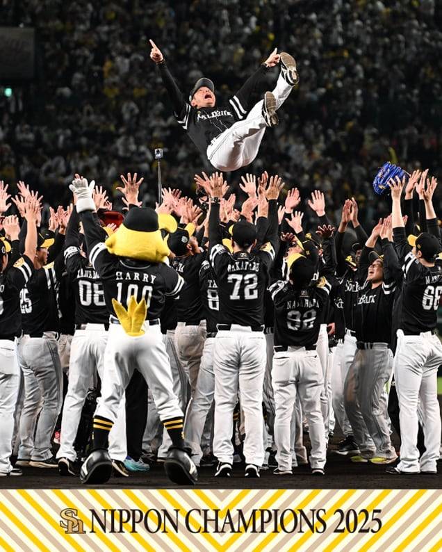 소프트뱅크 호크스 선수들이 30일 열린 일본시리즈 5차전에서 한신 타이거스를 꺾고 우승한 뒤 고쿠보 히로키 감독을 헹가래치고 있다. /소프트뱅크 SNS