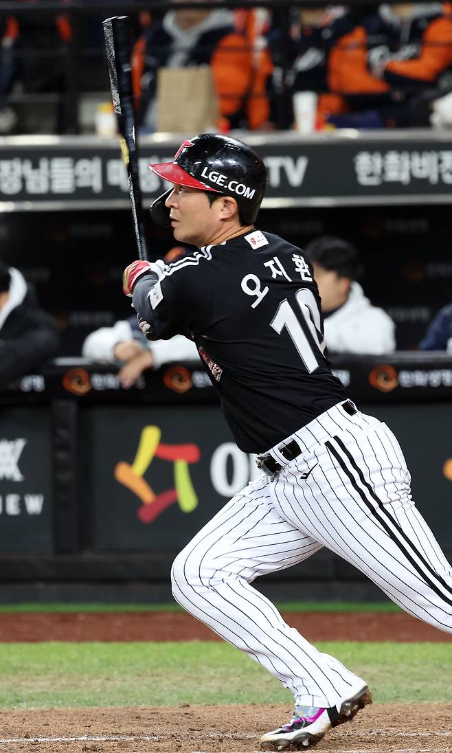31일 대전 중구 한화생명볼파크에서 열린 2025 KBO 한국시리즈 5차전 LG 트윈스와 한화 이글스의 경기에서 3회초 1사 만루 상황에서 LG 오지환이 1타점 희생 플라이를 때리고 있다./뉴시스