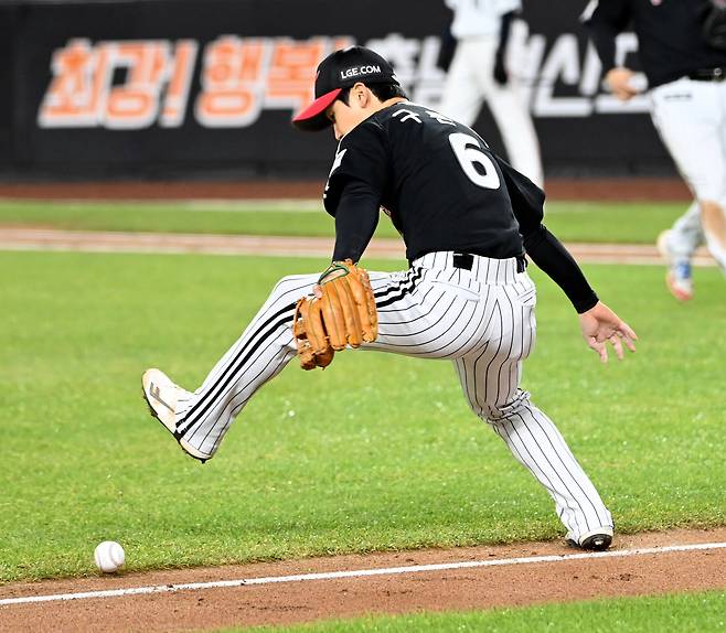 31일 대전 한화생명볼파크에서 열린 LG와 한화의 한국시리즈 5차전. 3회말 무사 1,2루 구본혁이 문현빈의 번트 타구가 라인을 벗어날 것을 예측해 피하고 있다./허상욱 스포츠조선 기자