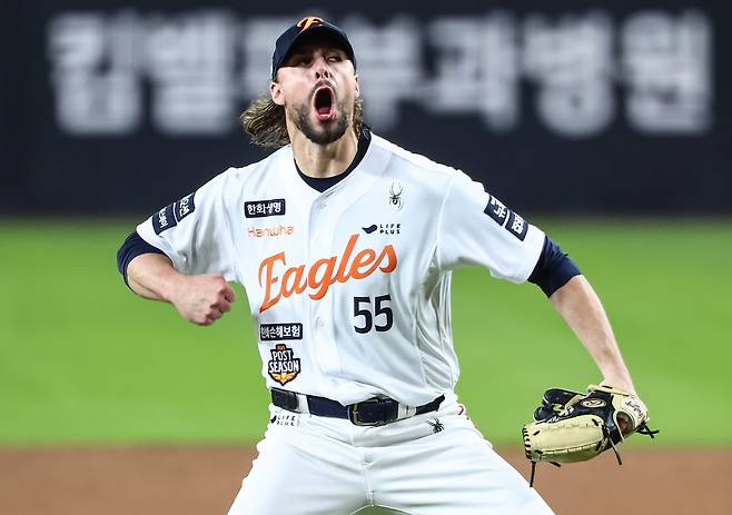 30일 대전 한화생명볼파크에서 열린 프로야구 2025 신한 SOL뱅크 KBO 포스트시즌 한국시리즈 4차전 LG 트윈스와 한화 이글스의 경기, 한화 선발투수 와이스가 7회초 1사 1,2루 상황에서 LG 문성주를 병살타 처리 후 포효하고 있다./뉴스1